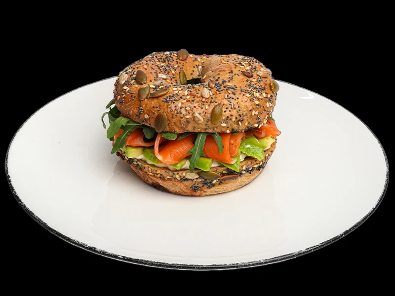 Бейгл с лососем и авокадо