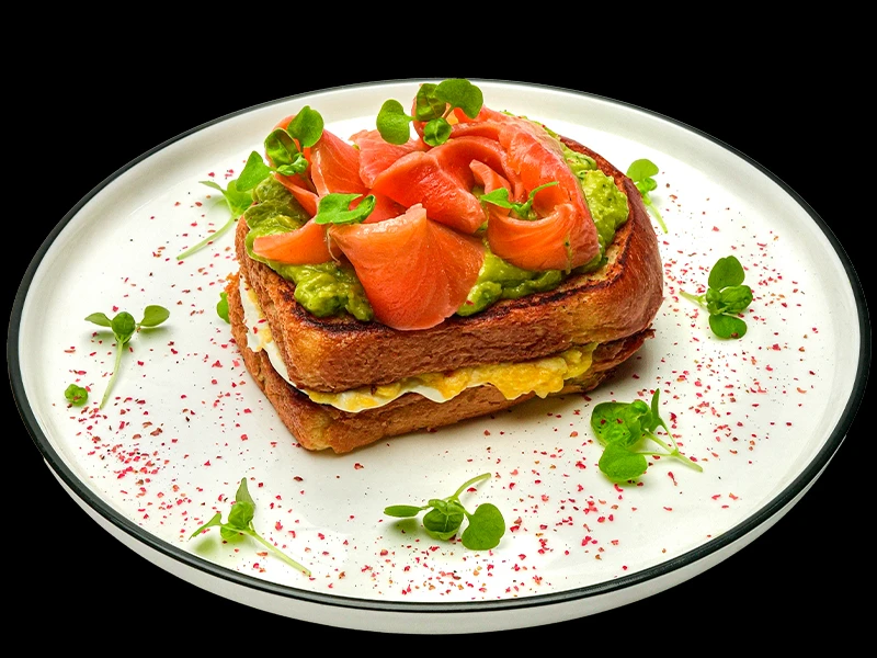 Французкий тост с лососем и гуакамоле