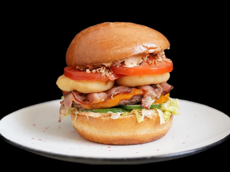 Бургер с сыром и беконом