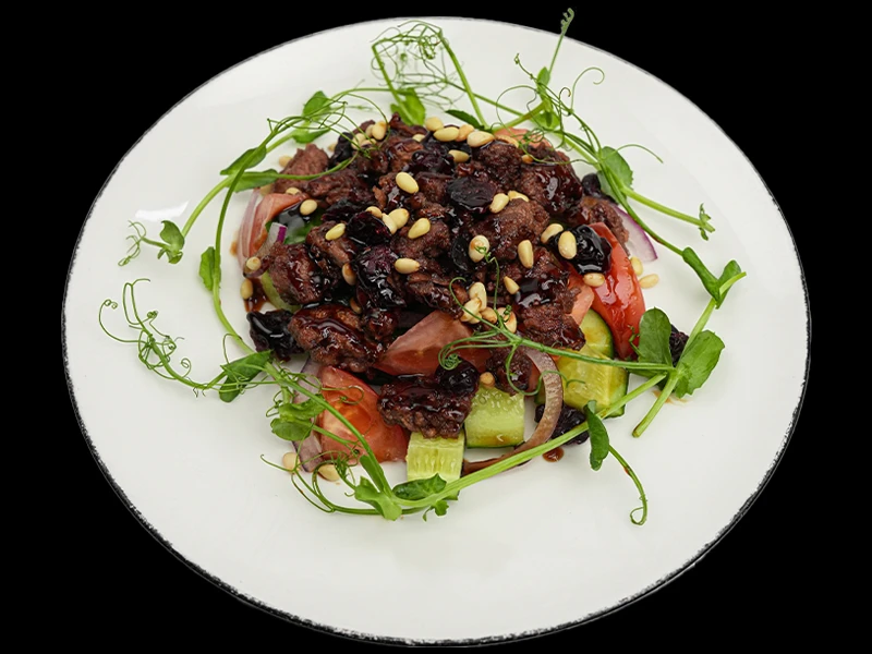 Салат с нежной куриной печенью и свежими овощами