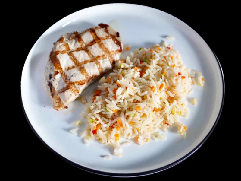 Сочная куриная грудка с рисом и овощами