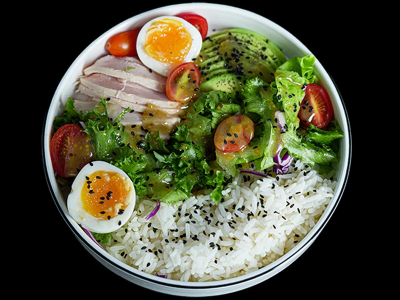 Боул с копченой курицей и авокадо