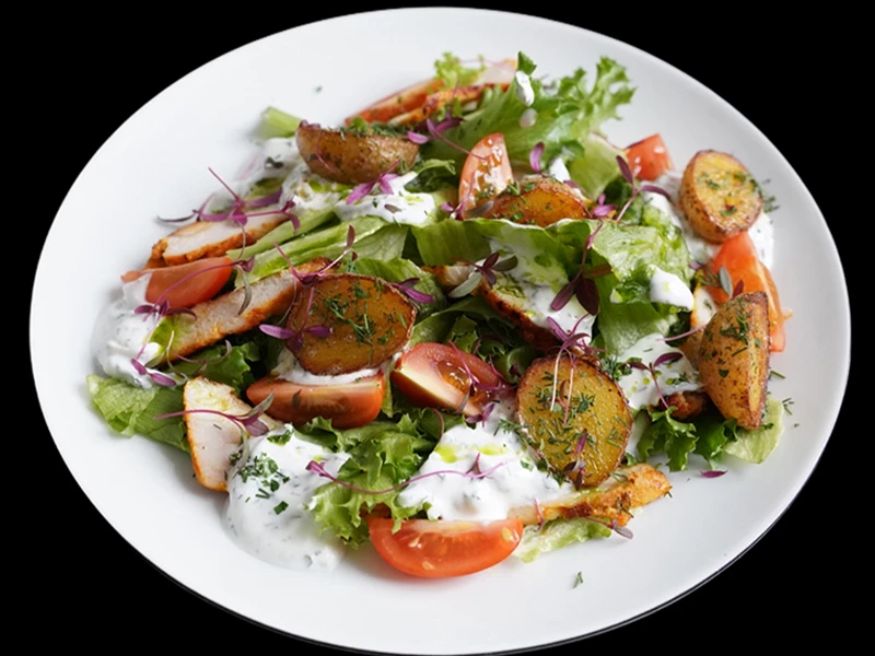 Салат с жареным картофелем и индейкой