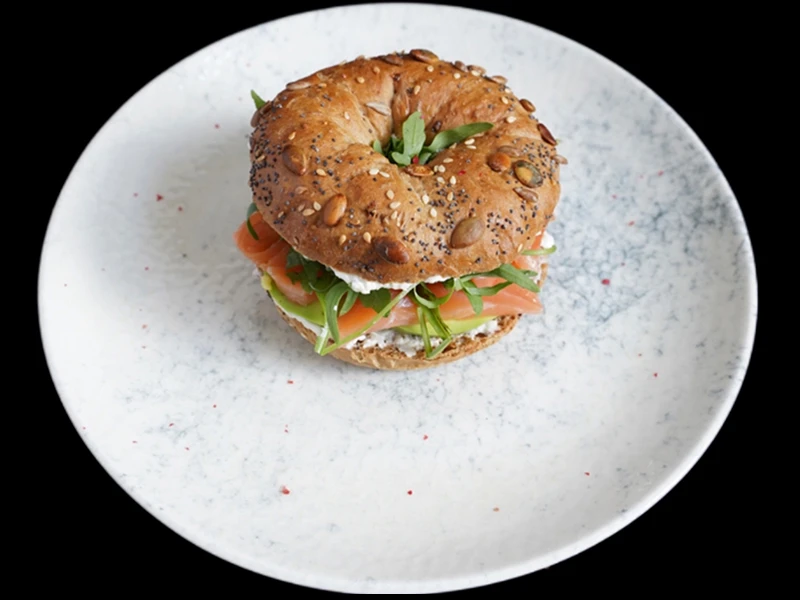 Бейгл с лососем и авокадо