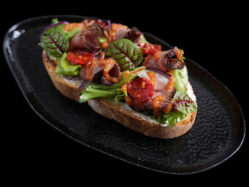 Брускетта с ростбифом и вялеными томатами 