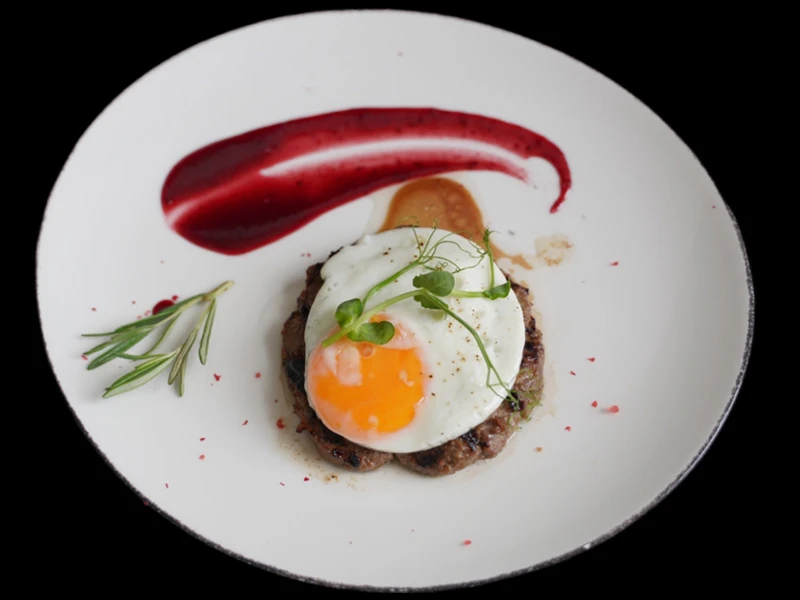 Бифштекс из мраморной говядины с яйцом