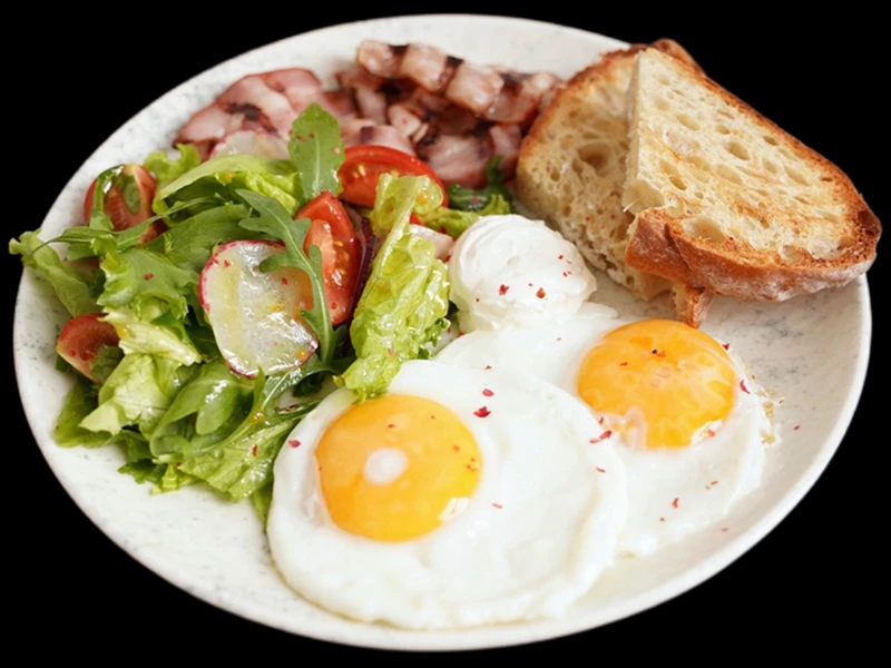 Глазунья с беконом, творожным сыром и зеленью