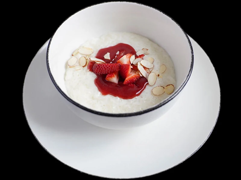 Рисовая с клубникой и миндальными слайсами