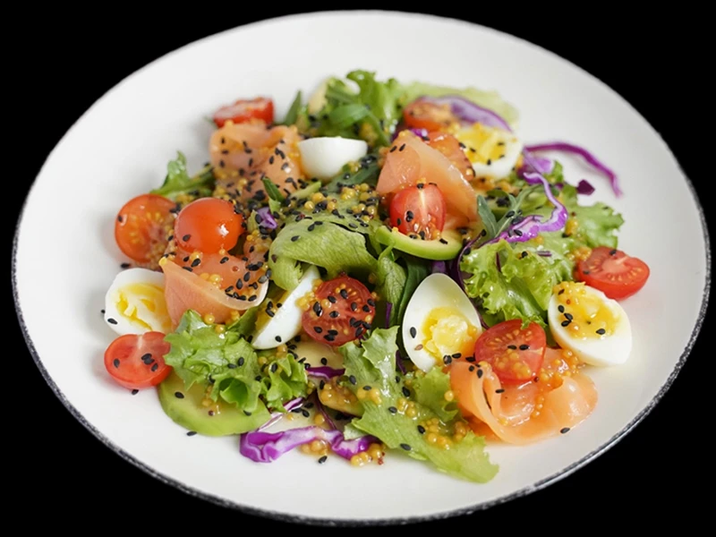 Салат с лососем и авокадо