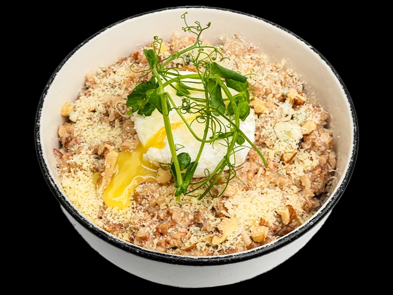 Гречневая с яйцом пашот, пармезаном и сыром дор-блю