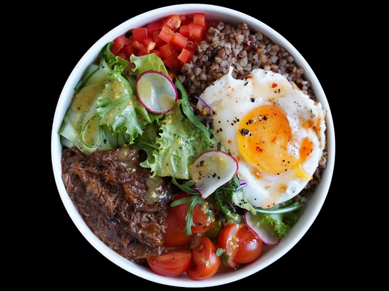Боул с рваной говядиной и гречкой