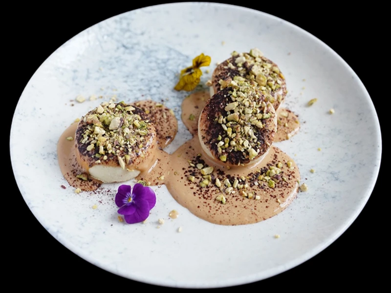 Классические сырники с кофейным соусом и фисташкой 