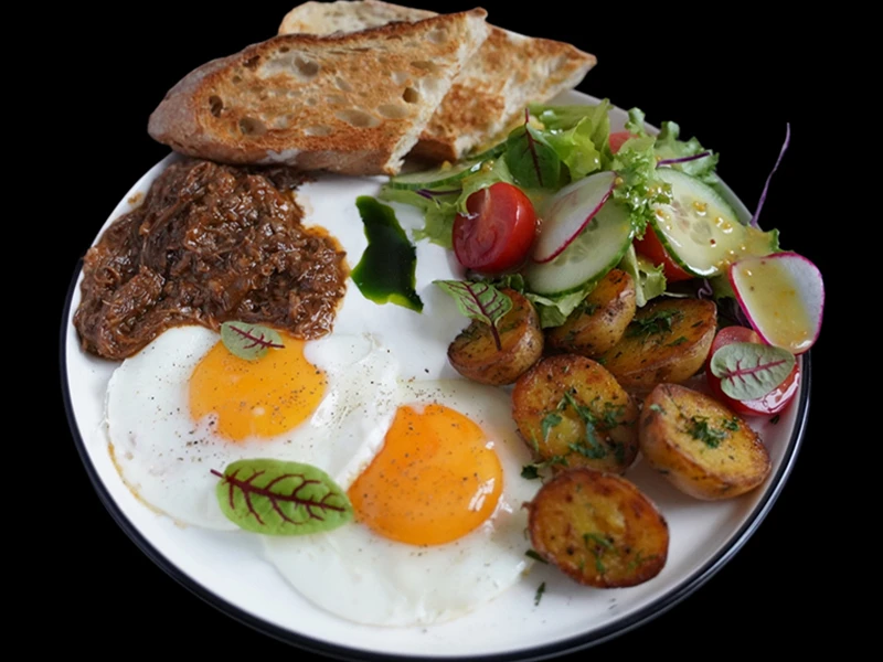 Глазунья с картофелем и рваной говядиной