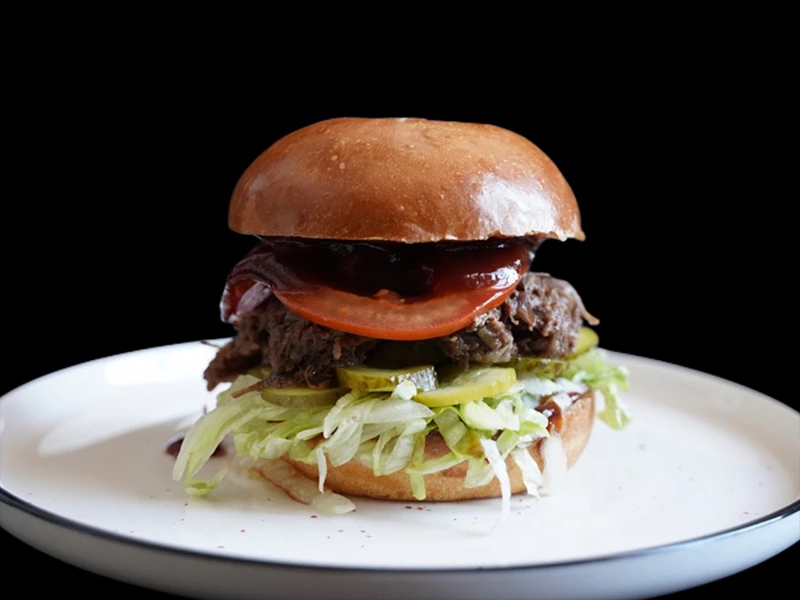 Бургер с рваной говядиной