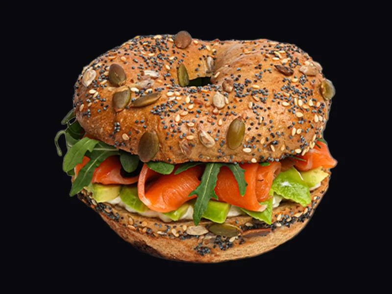 Бейгл с лососем и авокадо