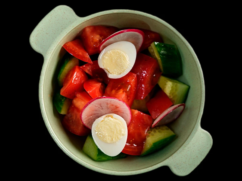 Овощной салат с перепелиным яйцом