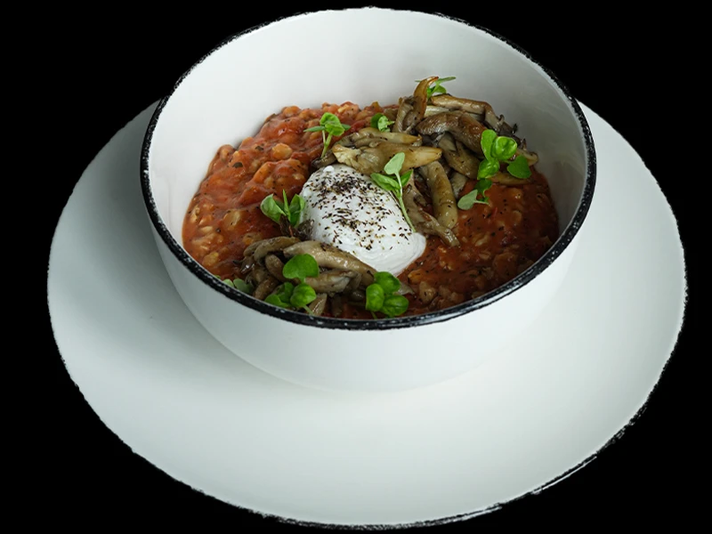 Томатная овсянка с яйцом пашот и вешенками