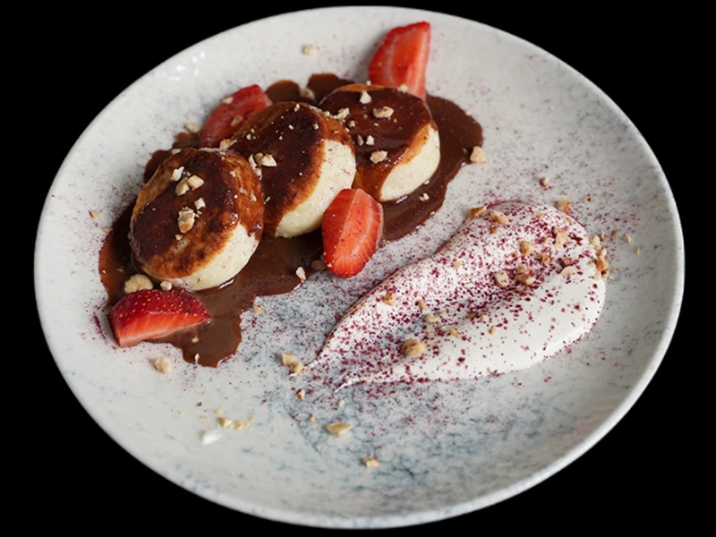 Классические сырники с шоколадом и клубникой