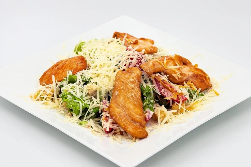 Салат Цезарь с курицей