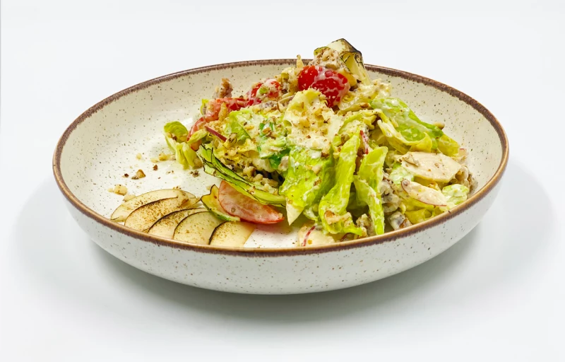 Салат айсберг с грецким орехом 