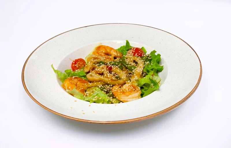 Салат "Теплый с кальмаром" 