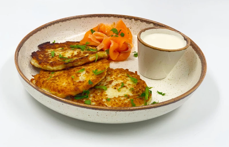 Драники домашние с семгой и сметаной