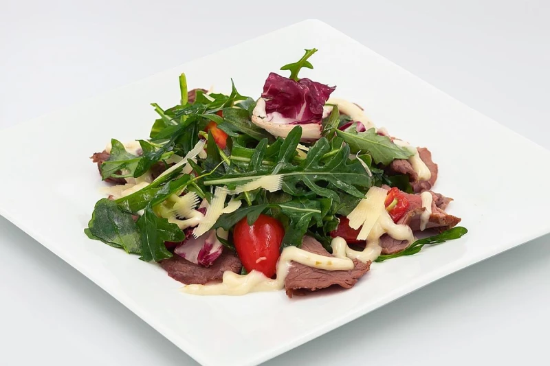 Салат с ростбифом