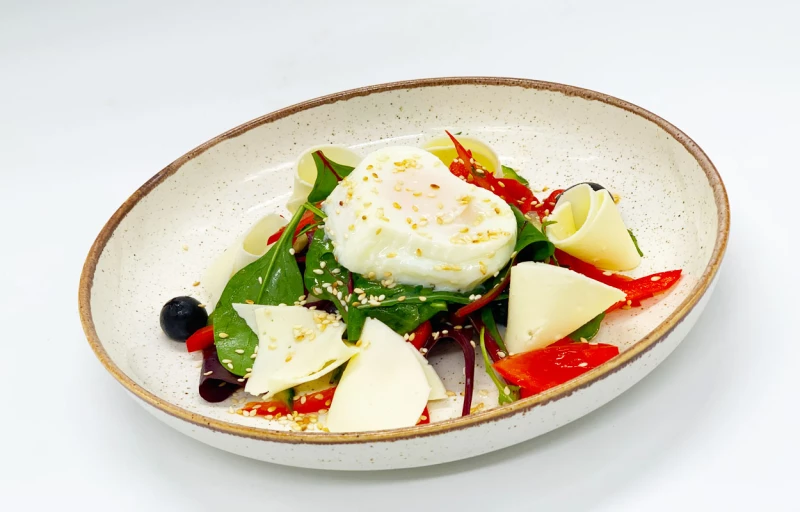 Салат с яйцом пашот и сыром моцарелла