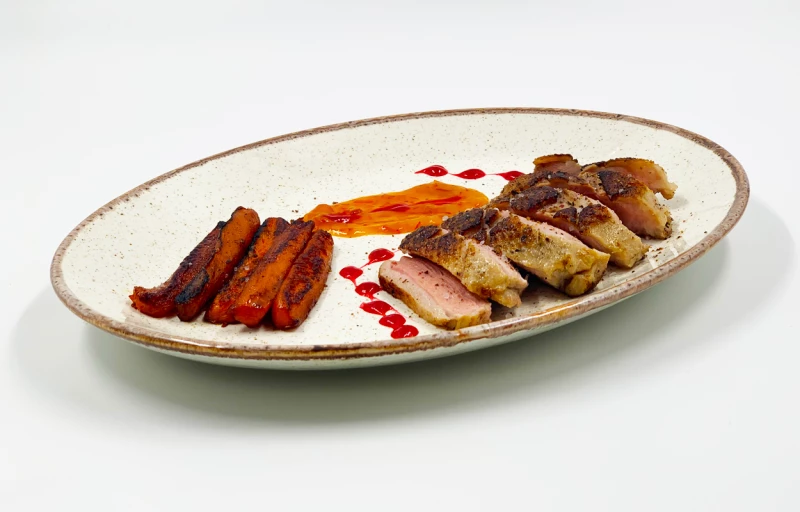 Утинная грудка с глазированной морковью