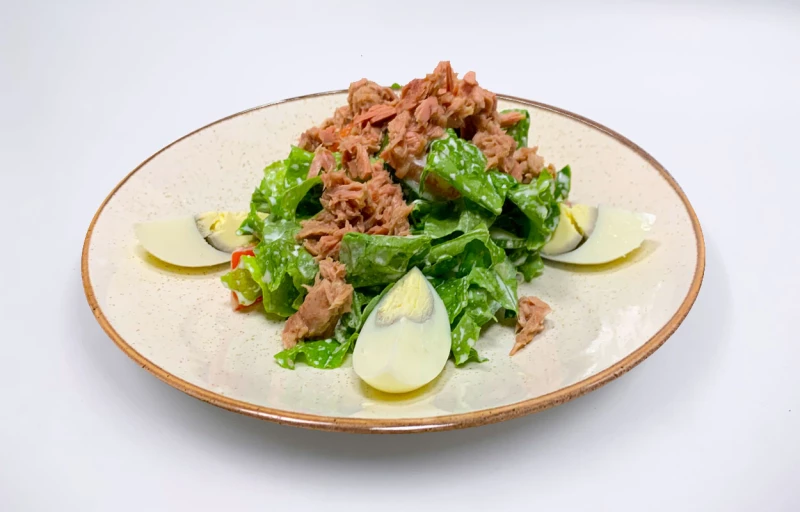 Салат с тунцом