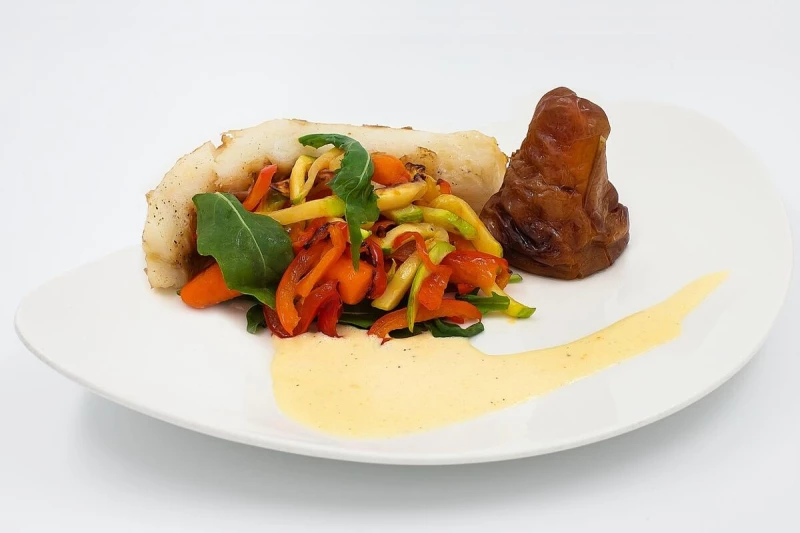 Палтус с теплым салатом и грушей