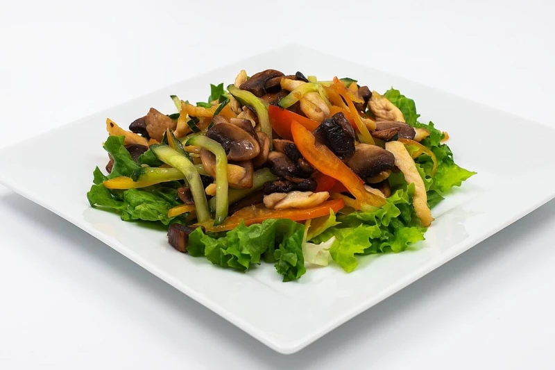 Салат из куриной грудки с овощами