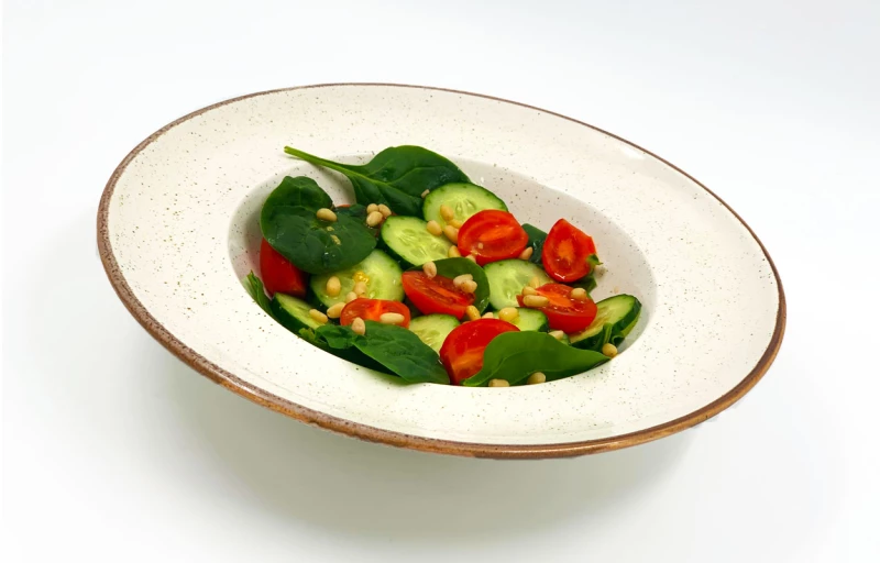 Салат со шпинатом , черри и огурцами