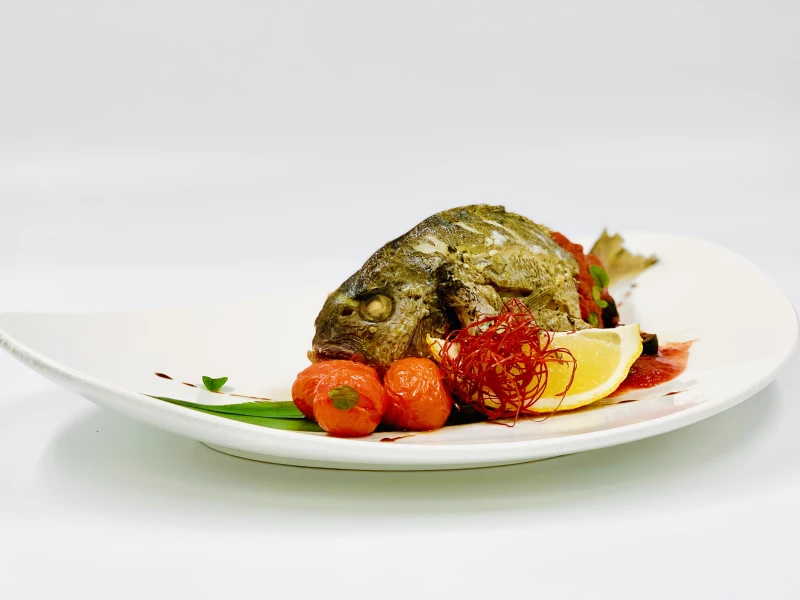 Дорада запеченная с томатами 
