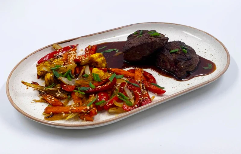 Медальоны из говядины с овощами WOK