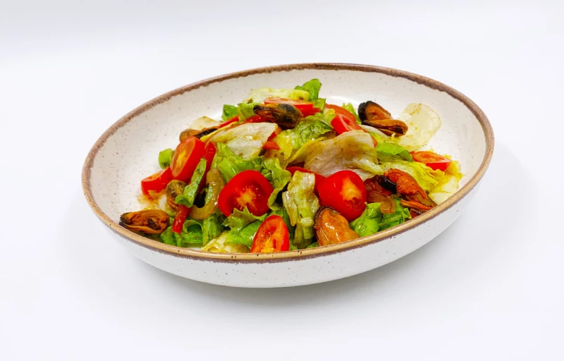 Салат с мидиями и овощами.