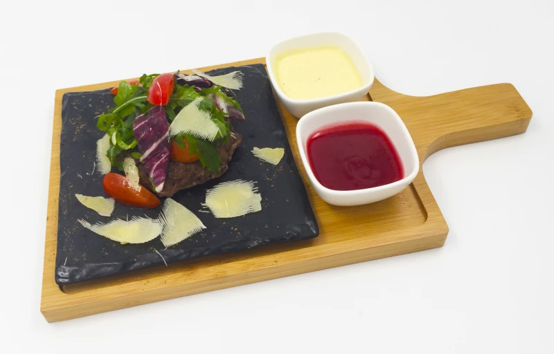 Бифштекс из мраморной говядины с зеленью и томатами