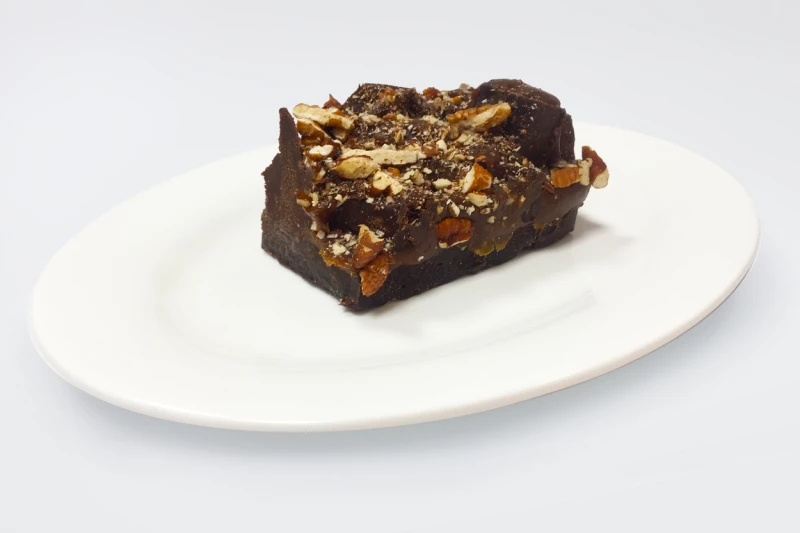 Пирожное брауни с карамелью и орехом пекан