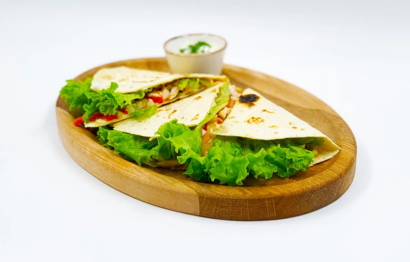 Кесадилья с курицей и овощами