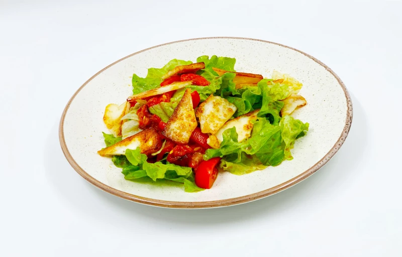 Овощной салат с жареным сыром