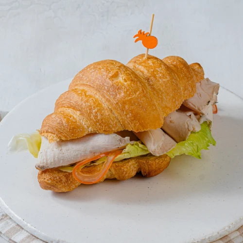 Круассан с пастрами из индейки 145г