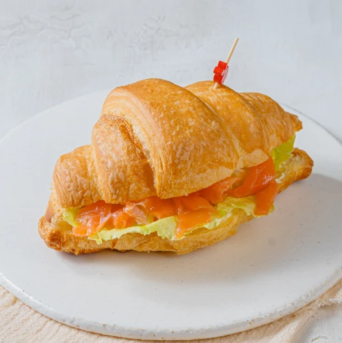 Круассан с лососем 130г