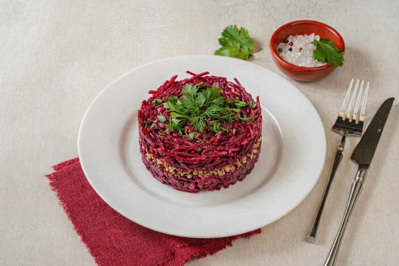 Салат свекла с орехами 100г