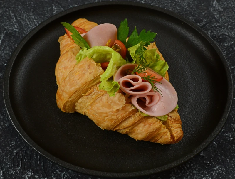 Круассан с томатом и ветчиной