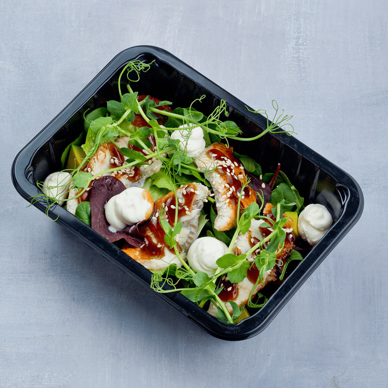 Салат с копченым угрем и авокадо