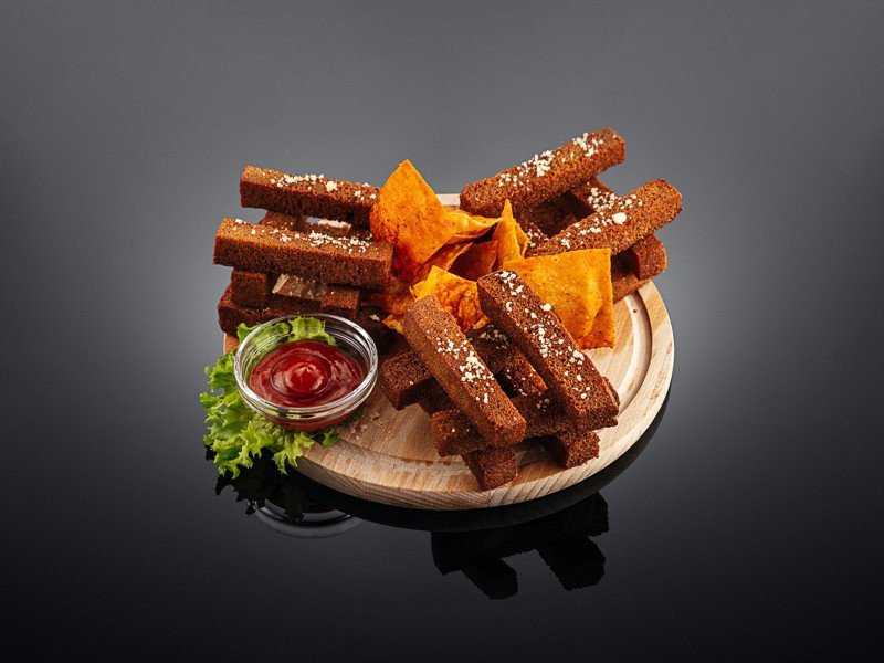 Чесночные гренки и фирменные чипсы