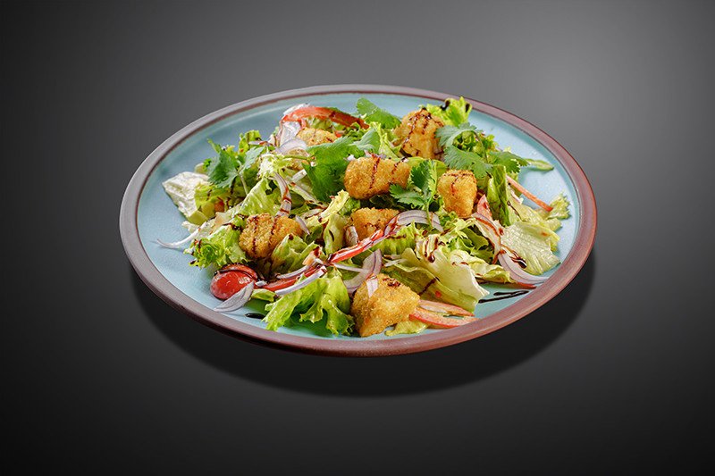 Салат в сливочным соусом  с хрустящим баклажаном 