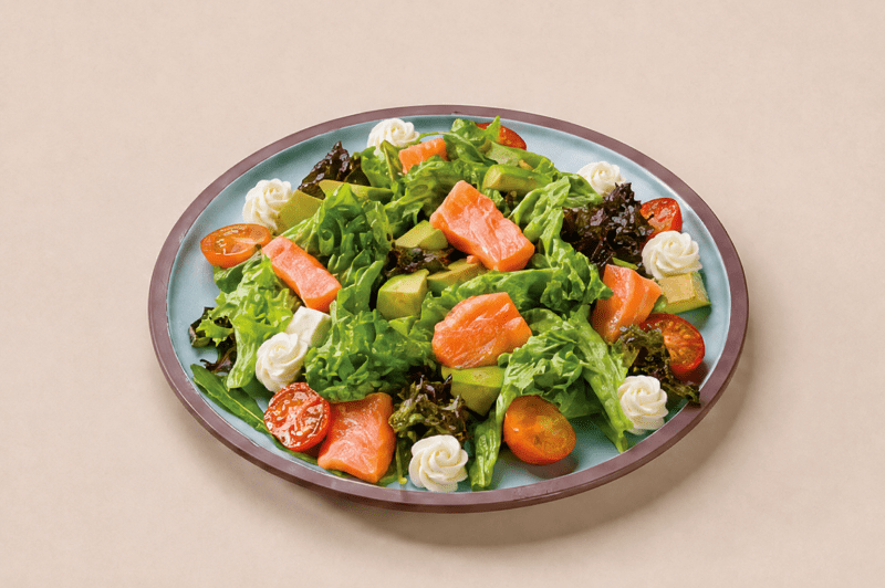 Зеленый салат с лососем и авокадо