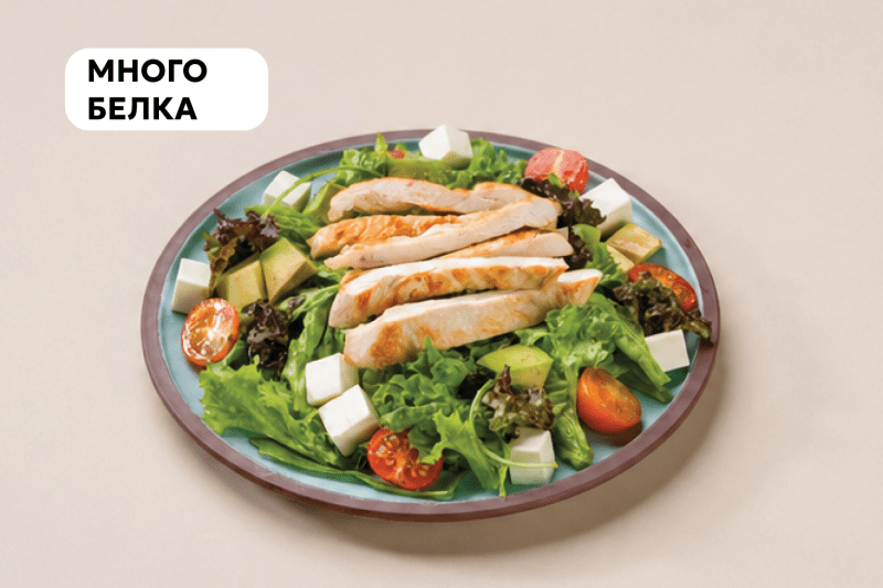 Зеленный салат с курицей на гриле