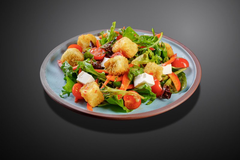 Салат с панированным баклажаном и брынзой